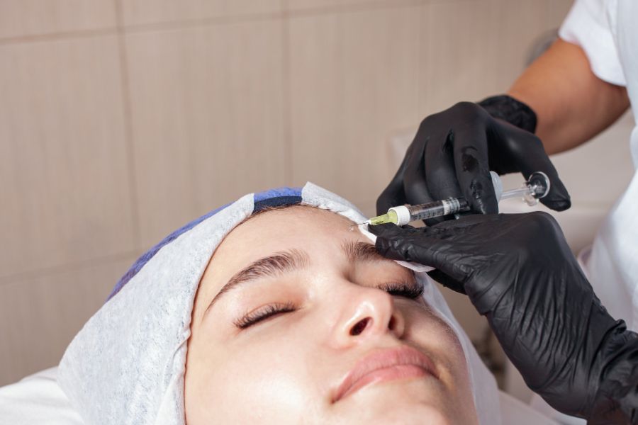 woman recieving a hydration booster in her forehead